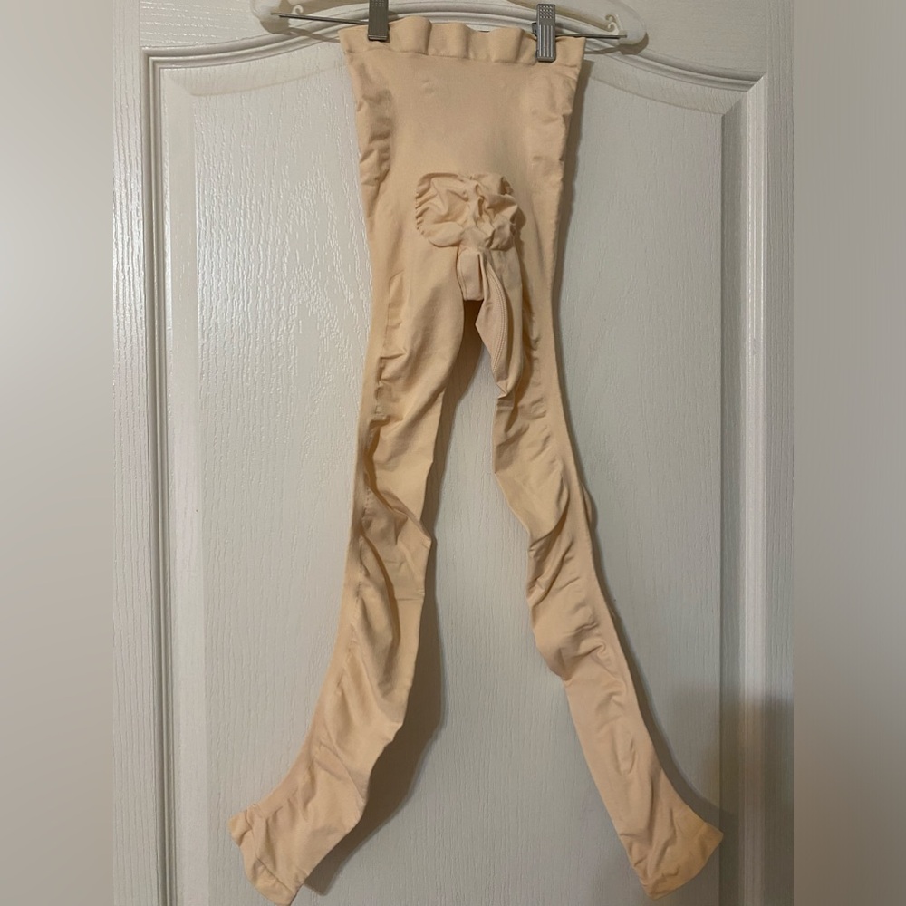 SKIMS Sculpting Leggings Color is Sand and the Size is S/M